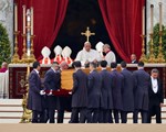 Slika Papa Franjo predsjedao sprovodnom misom za Benedikta XVI.